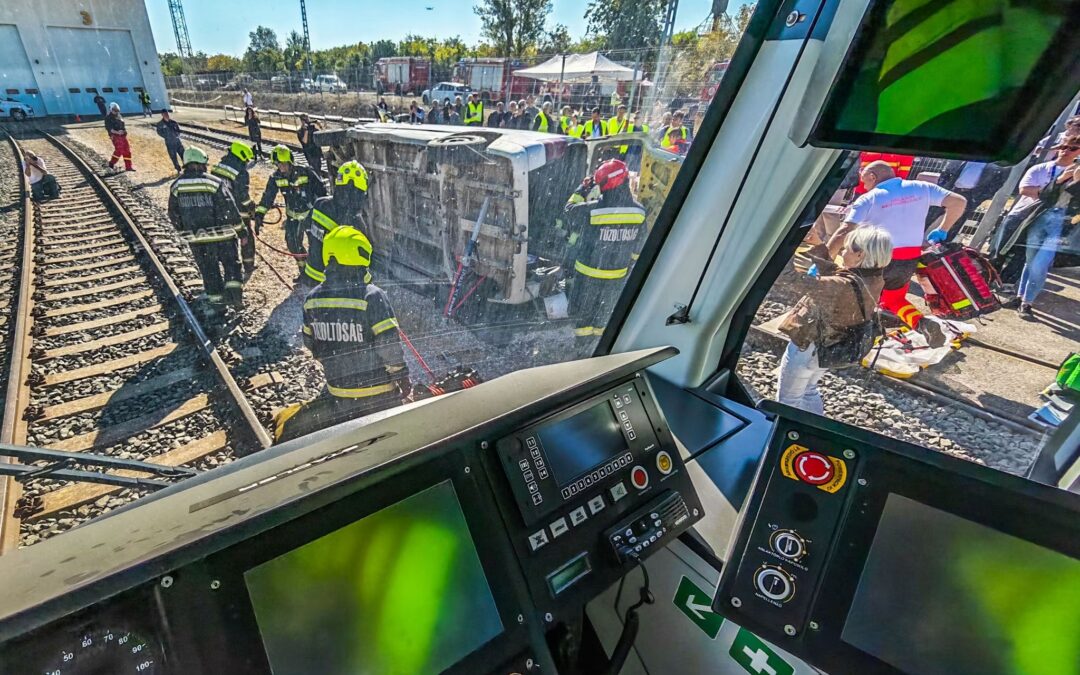 Kisiklott Tram-Train, felborult kisbusz és sérültek – mentési gyakorlatot tartottak Szegeden