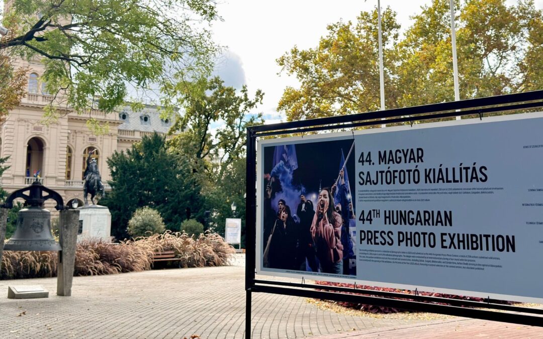 Megrázó emberi történetek és a 2025-ös év legfontosabb pillanatai – Vásárhelyre érkezett a 44. Magyar Sajtófotó Kiállítás