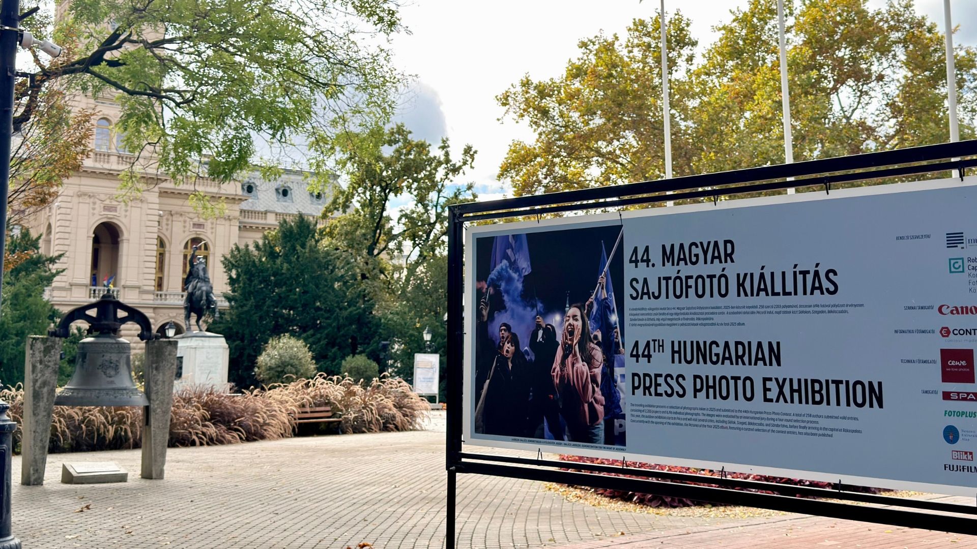 Megrázó emberi történetek és a 2025-ös év legfontosabb pillanatai – Vásárhelyre érkezett a 44. Magyar Sajtófotó Kiállítás