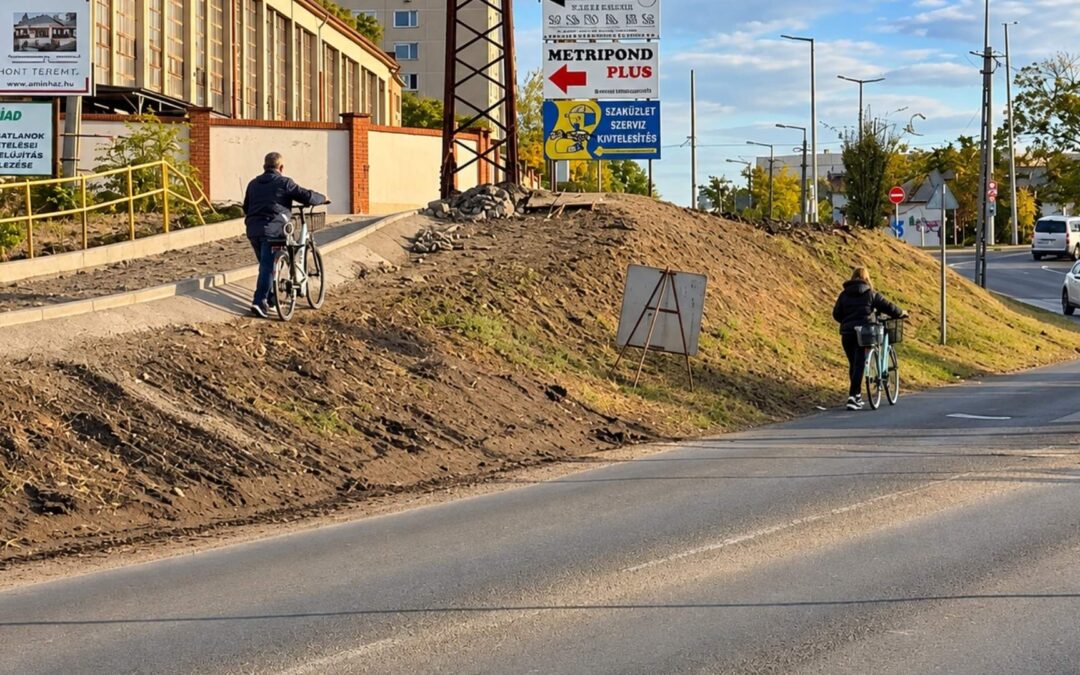 Csütörtökre elkészülhet a kerékpárút egy szakasza a mérleggyárnál – fellélegezhetnek a gyalogosok