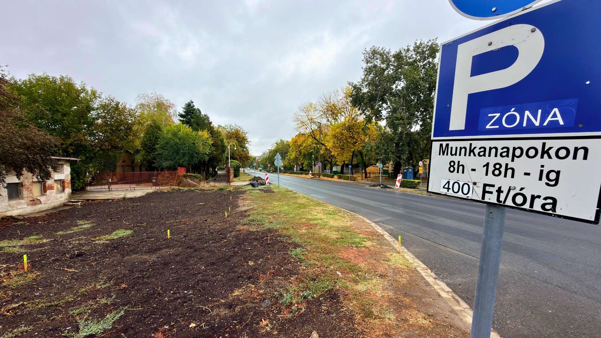 Őszi fák között vezet a Hősök terétől épülő bicikliút nyomvonala