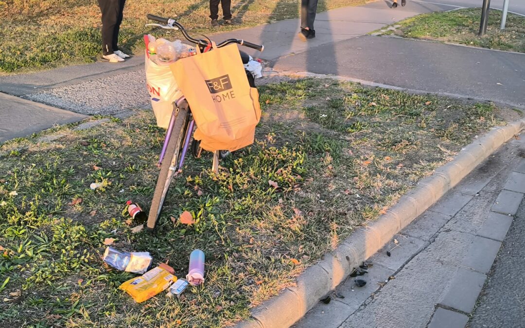 Súlyosan megsérült egy kerékpáros a Hódtó utcánál – a zebrán történt a baleset